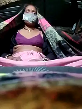 Snapshot of CUTE-004 chatting on November 2025 04:49:01 PM CUTE-004 online show from November 2025 04:49:01 PM