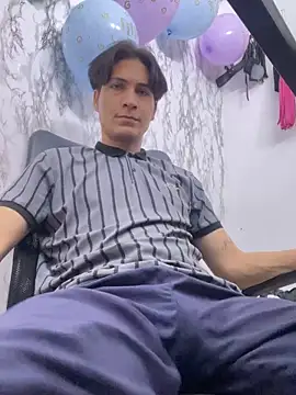 Snapshot of StevenHumps chatting on October 2025 06:12:01 AM StevenHumps online show from October 2025 06:12:01 AM