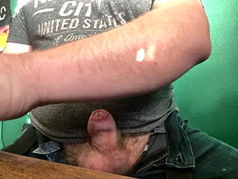 Snapshot of AverageBloke93 chatting on November 2025 09:48:02 AM AverageBloke93 online show from November 2025 09:48:02 AM