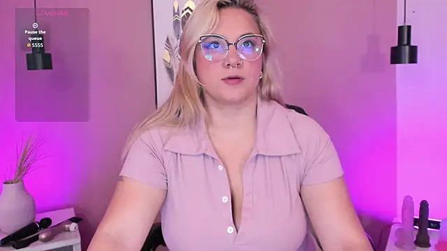 Snapshot of hollie_joliie chatting on October 2025 11:29:02 AM hollie joliie online show from October 2025 11:29:02 AM