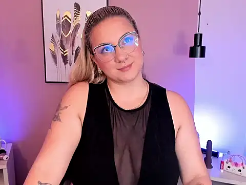 Snapshot of hollie_joliie chatting on October 2025 12:02:01 PM hollie joliie online show from October 2025 12:02:01 PM