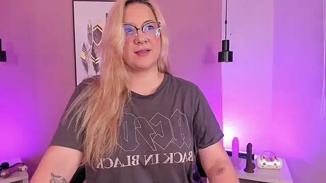 Snapshot of hollie_joliie chatting on October 2025 12:08:02 PM hollie joliie online show from October 2025 12:08:02 PM