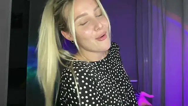 Snapshot of Sasha_yourdream chatting on October 2025 09:15:01 PM Sasha yourdream online show from October 2025 09:15:01 PM