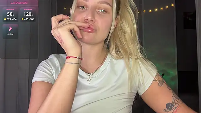 Snapshot of Sasha_yourdream chatting on November 2025 10:00:02 PM Sasha yourdream online show from November 2025 10:00:02 PM