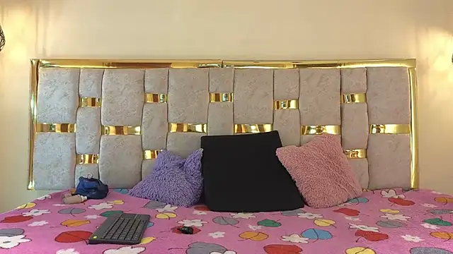 mia wetts online show from November 2025 07:15:01 PM