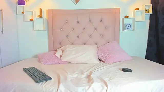 Snapshot of Mia_Suarezzz chatting on October 2025 12:25:01 AM Mia Suarezzz online show from October 2025 12:25:01 AM