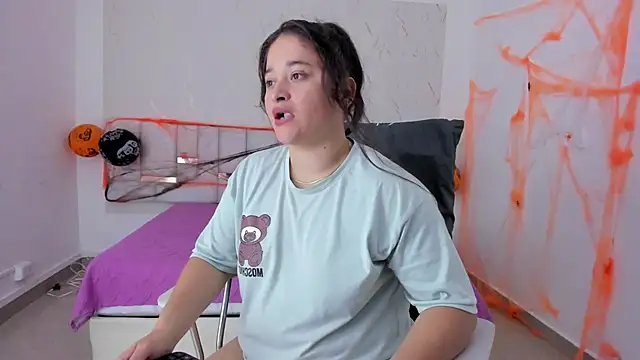 aradia kiss online show from October 2025 07:47:01 PM