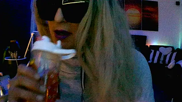 Snapshot of hellgirl1980 chatting on November 2025 09:47:01 PM hellgirl1980 online show from November 2025 09:47:01 PM