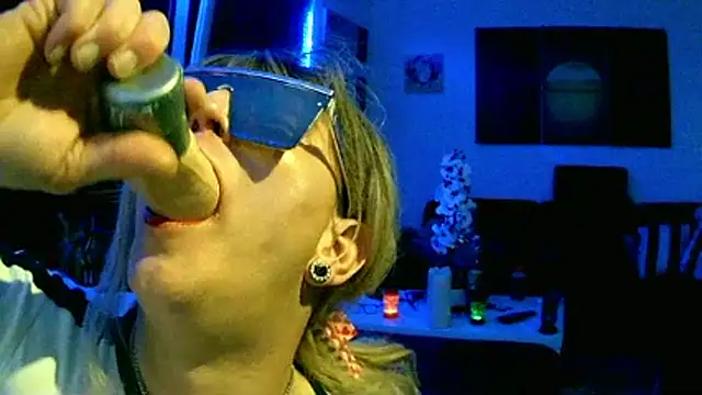 Snapshot of hellgirl1980 chatting on November 2025 07:47:02 PM hellgirl1980 online show from November 2025 07:47:02 PM