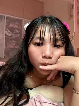 Snapshot of Emlyly-18 chatting on October 2025 12:52:01 AM Emlyly-18 online show from October 2025 12:52:01 AM