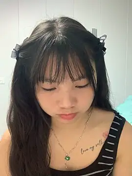 Snapshot of Emlyly-18 chatting on October 2025 04:15:01 AM Emlyly-18 online show from October 2025 04:15:01 AM