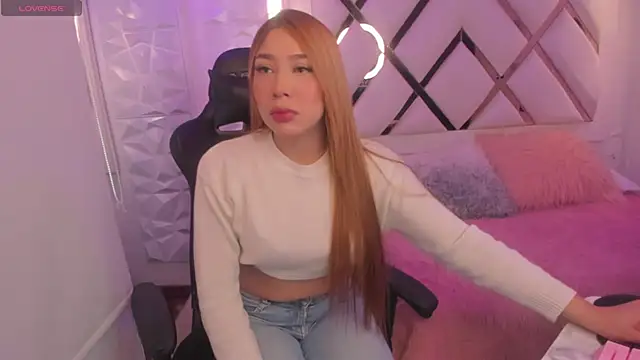 Issa Moon  online show from October 2025 02:12:02 PM