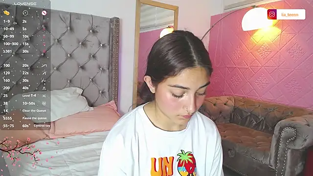 Lia Teen online show from November 2025 08:20:01 PM