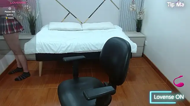 Snapshot of Bom_BomXX chatting on November 2025 01:38:02 AM Bom BomXX online show from November 2025 01:38:02 AM