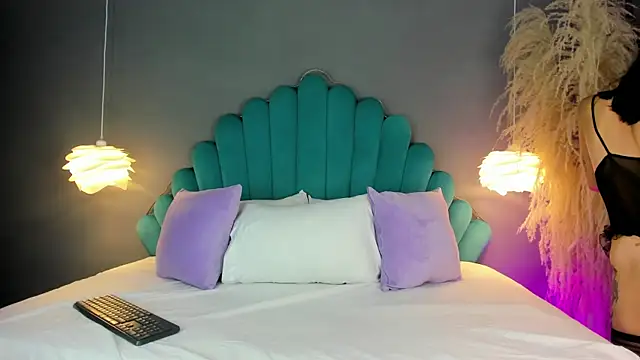 LunaBloomn online show from October 2025 05:09:02 PM