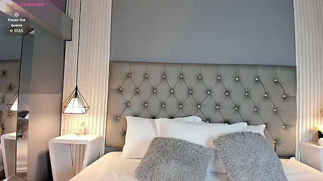 LunaBloomn online show from November 2025 05:12:01 PM