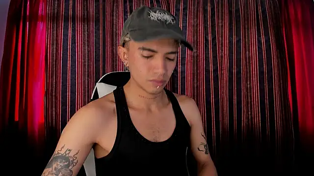 Snapshot of guynextdo0r chatting on November 2025 08:10:01 PM guynextdo0r online show from November 2025 08:10:01 PM