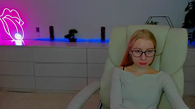 Snapshot of Alina_Blonde chatting on October 2025 05:38:02 AM Alina Blonde online show from October 2025 05:38:02 AM