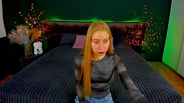 Snapshot of Alina_Blonde chatting on October 2025 05:39:02 AM Alina Blonde online show from October 2025 05:39:02 AM