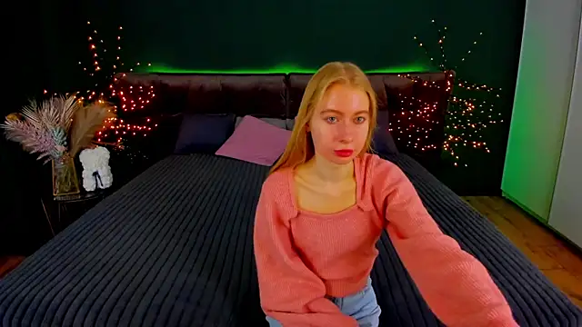 Snapshot of Alina_Blonde chatting on October 2025 05:43:02 AM Alina Blonde online show from October 2025 05:43:02 AM