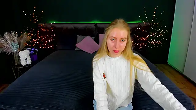 Snapshot of Alina_Blonde chatting on October 2025 06:37:02 AM Alina Blonde online show from October 2025 06:37:02 AM