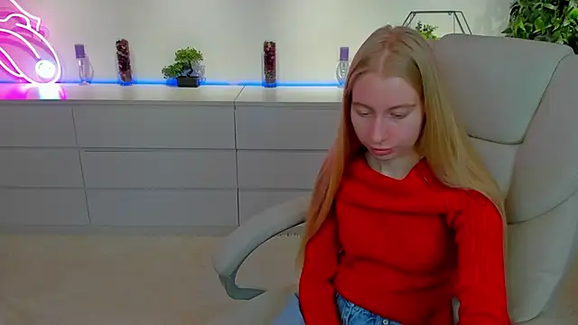 Snapshot of Alina_Blonde chatting on November 2025 06:37:02 AM Alina Blonde online show from November 2025 06:37:02 AM