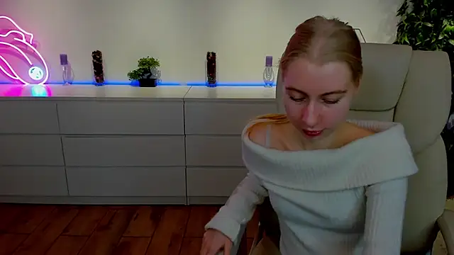 Snapshot of Alina_Blonde chatting on November 2025 06:38:02 AM Alina Blonde online show from November 2025 06:38:02 AM