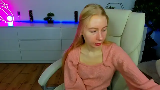 Snapshot of Alina_Blonde chatting on November 2025 06:36:02 AM Alina Blonde online show from November 2025 06:36:02 AM