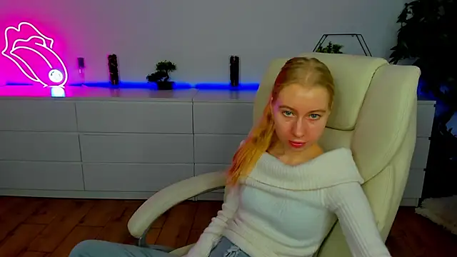 Snapshot of Alina_Blonde chatting on November 2025 06:56:02 AM Alina Blonde online show from November 2025 06:56:02 AM