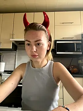 MartaLuna  online show from October 2025 08:40:01 AM