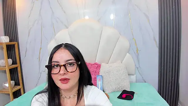 Snapshot of Ashleypetit chatting on October 2025 12:17:01 PM Ashleypetit online show from October 2025 12:17:01 PM