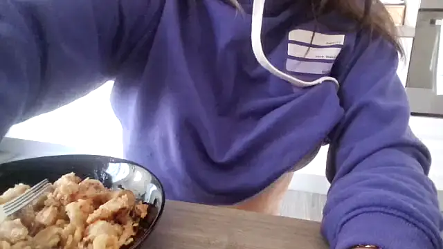 Snapshot of Camaleontica chatting on November 2025 12:48:01 PM Camaleontica online show from November 2025 12:48:01 PM