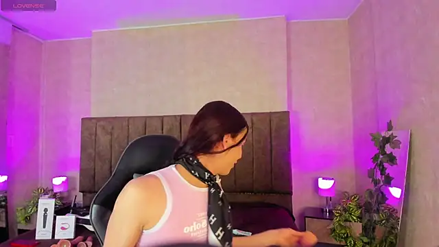 Snapshot of Almaazz chatting on October 2025 08:18:01 PM Almaazz online show from October 2025 08:18:01 PM