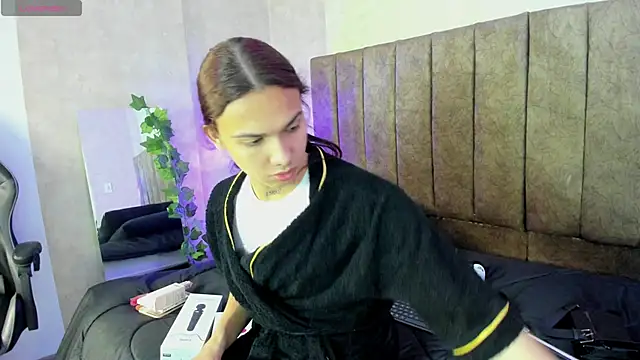 Snapshot of Almaazz chatting on October 2025 08:53:02 PM Almaazz online show from October 2025 08:53:02 PM