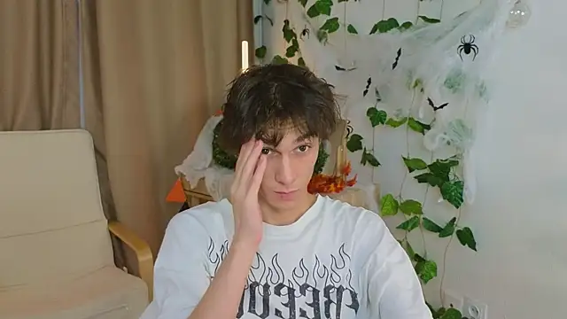 Snapshot of va1ora chatting on November 2025 12:28:01 PM va1ora online show from November 2025 12:28:01 PM