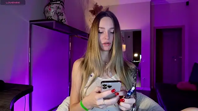 Snapshot of Melloudy chatting on October 2025 05:41:02 AM Melloudy online show from October 2025 05:41:02 AM