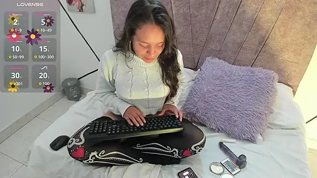 Snapshot of Julieta_Lein chatting on October 2025 11:51:02 PM Julieta Lein online show from October 2025 11:51:02 PM