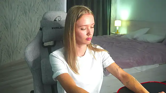AlyssaSelmon online show from September 2025 04:45:01 AM