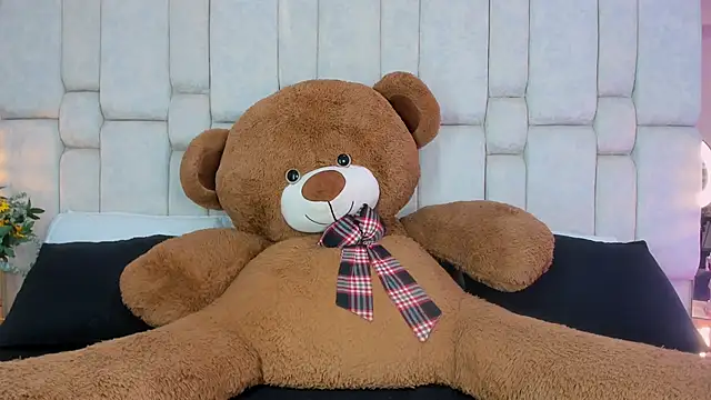 Snapshot of _GigiDoll_ chatting on October 2025 12:02:01 PM GigiDoll online show from October 2025 12:02:01 PM