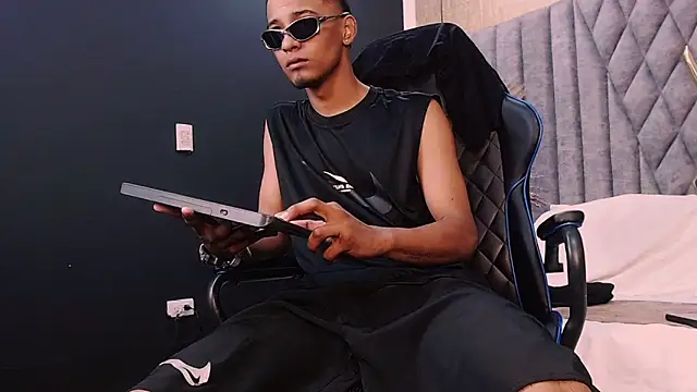 Snapshot of EthanWalkerr chatting on September 2025 01:13:01 PM EthanWalkerr online show from September 2025 01:13:01 PM