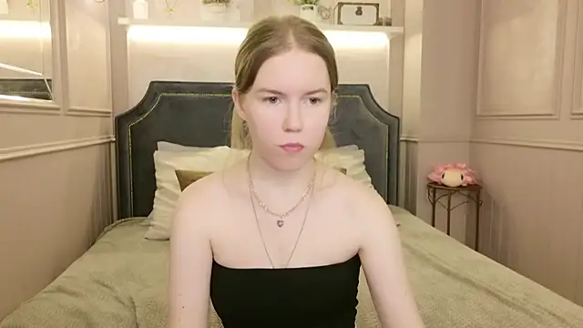 Snapshot of Alida_Brice chatting on November 2025 05:40:01 AM Alida Brice online show from November 2025 05:40:01 AM