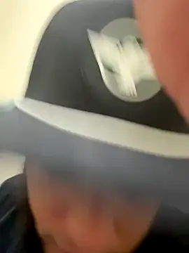 Snapshot of LeoPR00 chatting on October 2025 04:09:01 PM LeoPR00 online show from October 2025 04:09:01 PM