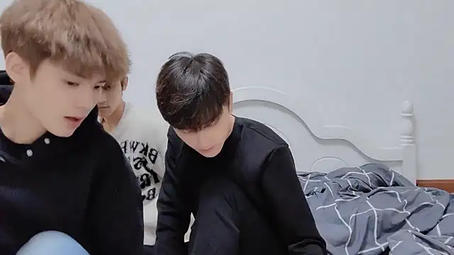 Snapshot of xiaoyi2563 chatting on October 2025 01:10:01 PM xiaoyi2563 online show from October 2025 01:10:01 PM