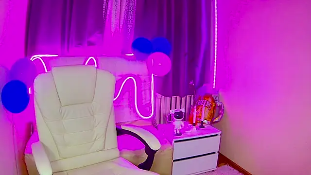 Snapshot of EmmaEllison chatting on September 2025 11:58:01 AM EmmaEllison online show from September 2025 11:58:01 AM