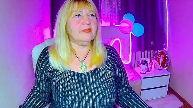 Snapshot of EmmaEllison chatting on October 2025 11:51:02 AM EmmaEllison online show from October 2025 11:51:02 AM