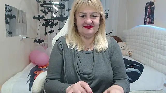 Snapshot of EmmaEllison chatting on October 2025 06:59:01 AM EmmaEllison online show from October 2025 06:59:01 AM