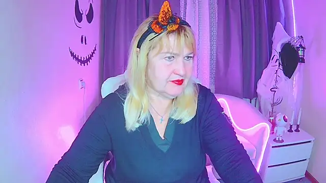 Snapshot of EmmaEllison chatting on October 2025 06:58:01 AM EmmaEllison online show from October 2025 06:58:01 AM