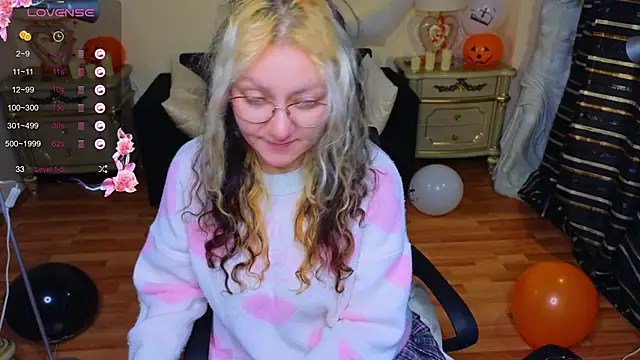 Snapshot of JuicyLullu chatting on October 2025 04:24:01 AM JuicyLullu online show from October 2025 04:24:01 AM