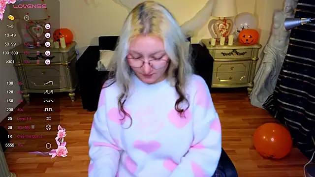 Snapshot of JuicyLullu chatting on October 2025 11:33:02 AM JuicyLullu online show from October 2025 11:33:02 AM