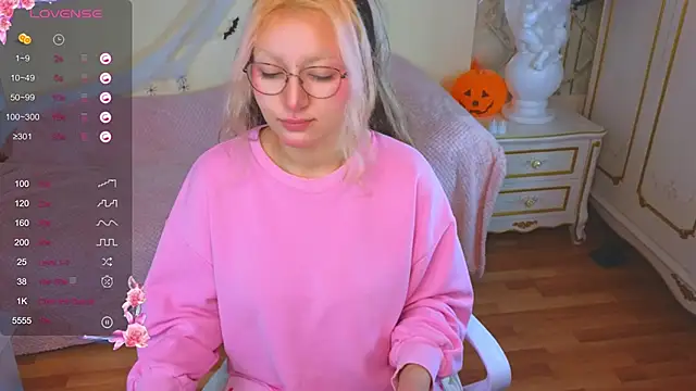 Snapshot of JuicyLullu chatting on November 2025 04:24:02 AM JuicyLullu online show from November 2025 04:24:02 AM